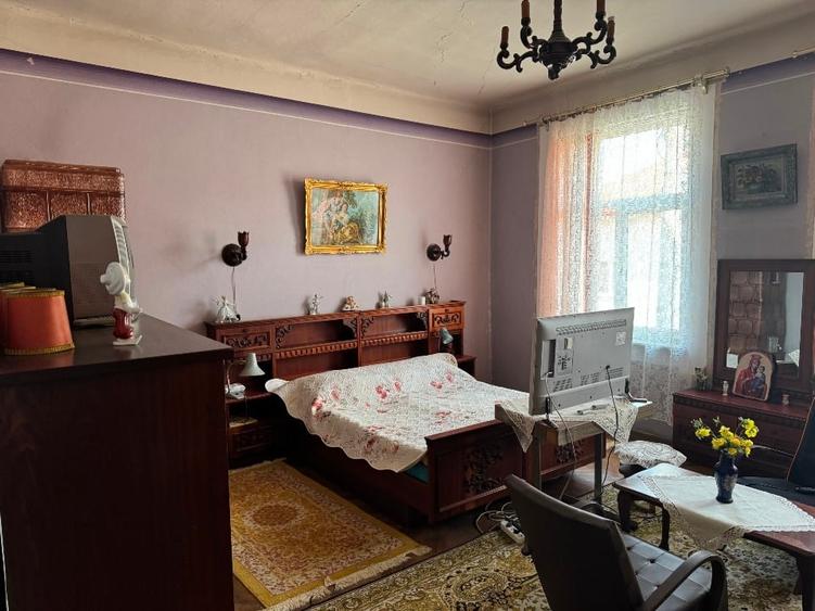 Casă individuală cu 5 camere cu Teren 400 Mp în Central