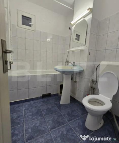 Apartament cu 3 camere semidecomandat în Soarelui