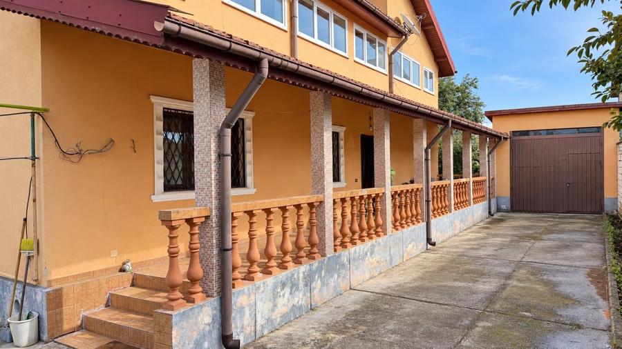 Casă individuală cu 6 camere cu Canalizare în Central