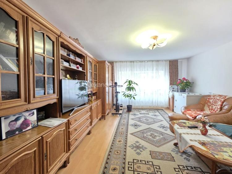Casa cu trei camere, curte proprie, Podul Cretului, Schei
