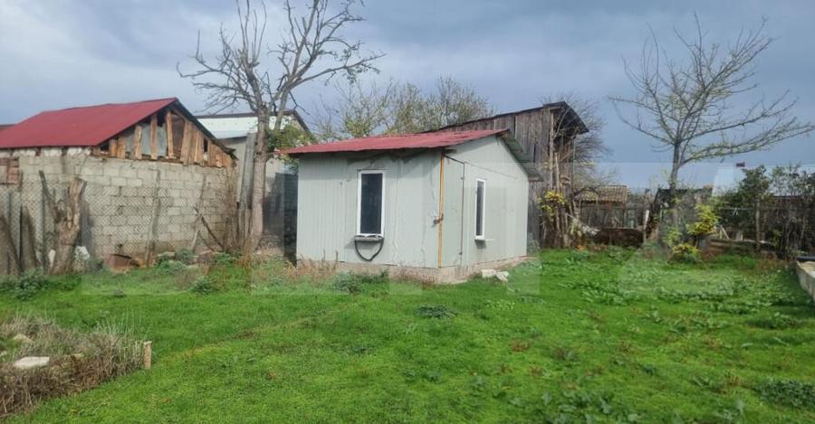 CASA LA ROSU CU TEREN - 1