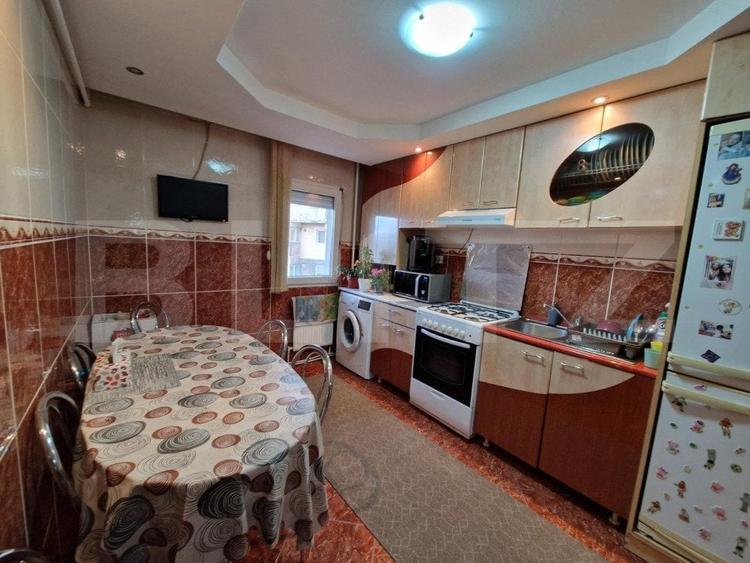 Apartament cu 3 camere decomandat, mobilat în Ampoi 2