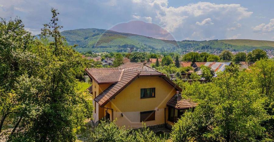 Casa CU POVESTE rezidential/ vacanta in Teliu cu 1700 mp ...
