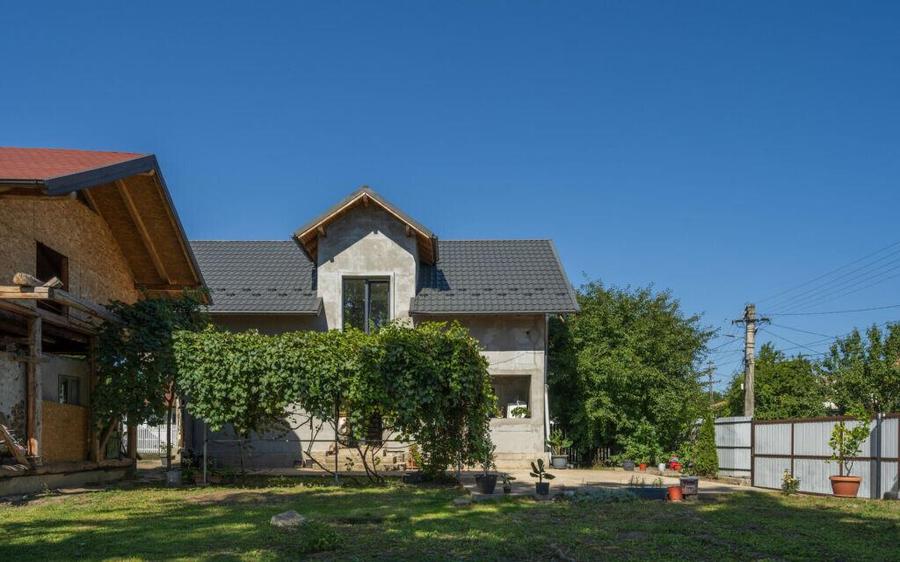 Casa de Maneciu Pamanteni, singur curte - 4