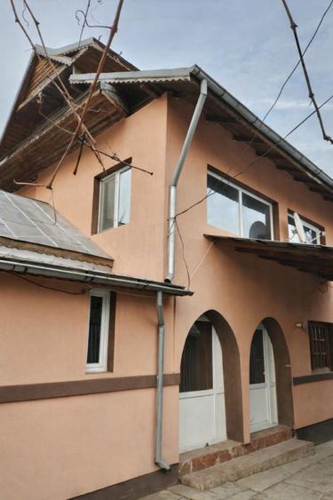 Casă de vânzare, zonă liniștită  - 2