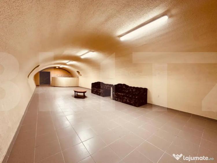 Casa spatioasa cu 5 dormitoare, doua bucatarii si teren de 1 - 5