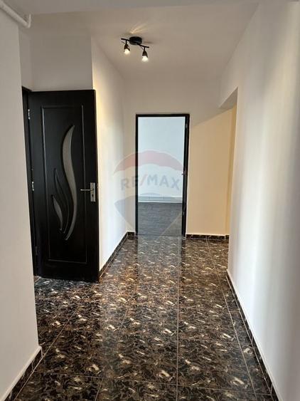 Apartament cu 4 camere de vânzare Roman central - 4