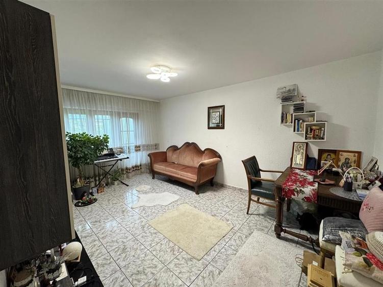 3 camere, etaj 3 cu acoperis, 2 balcoane , 2 bai, zona centrala - 5