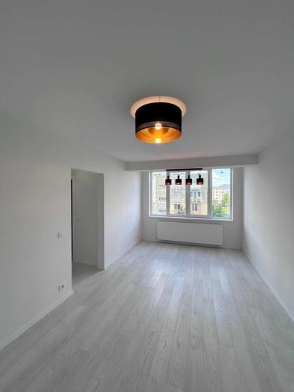 Apartament cu 3 camere semidecomandat în Central