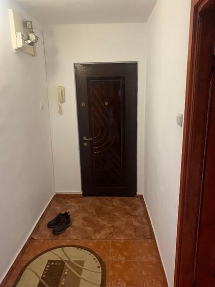 Apartament cu 2 camere semidecomandat, mobilat în 1 Mai