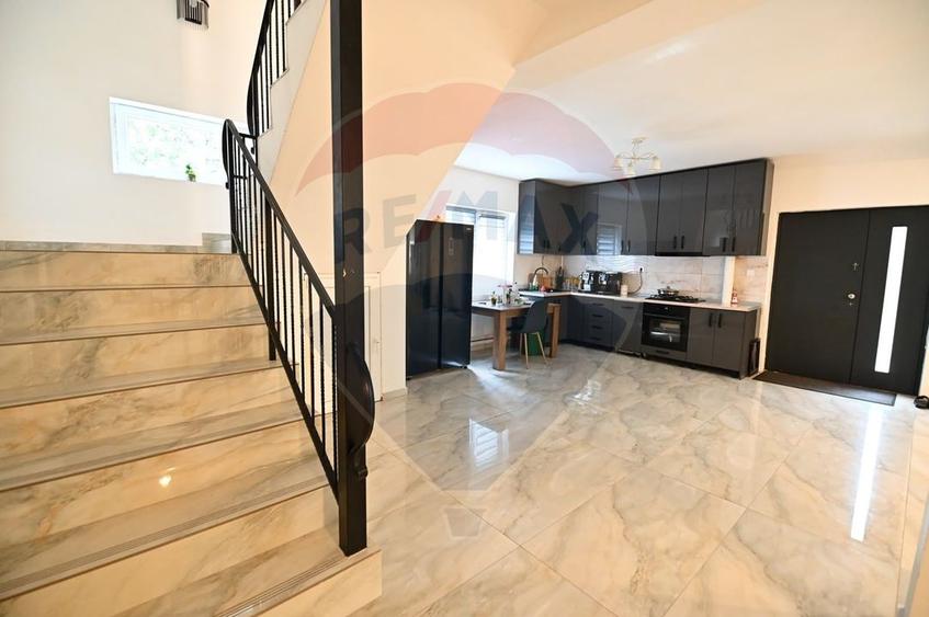 Hotel/Pensiune, de 342 mp, în Baia de Fier