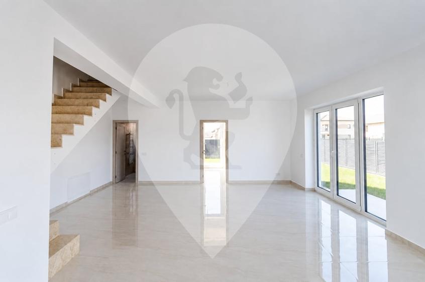 Duplex cu 4 camere cu Canalizare în Sânpetru