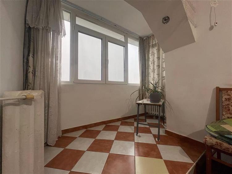 Apartament cu 3 camere decomandat, mobilat în Nicolina