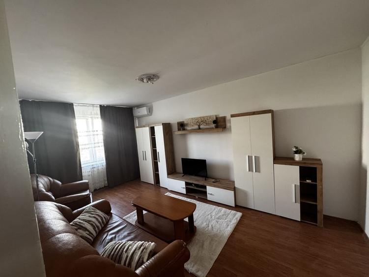 Apartament cu 3 camere decomandat în Berceni