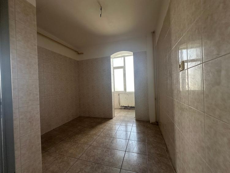 Apartament cu 3 camere semidecomandat în Alecu Russo