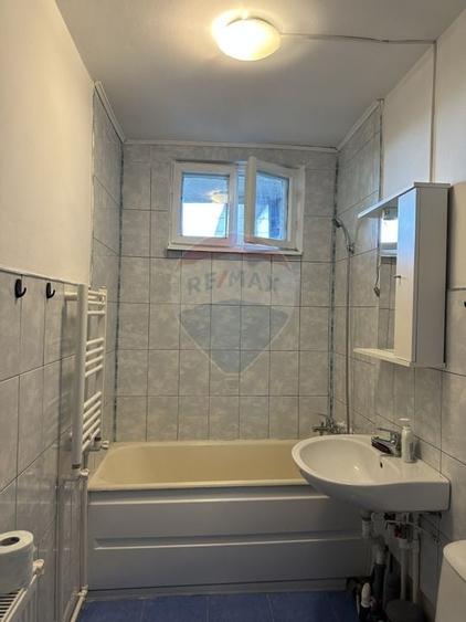 Apartament cu 4 camere de vânzare Roman central - 6