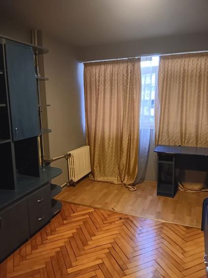 Inchiriez apartament 3 camere - 4