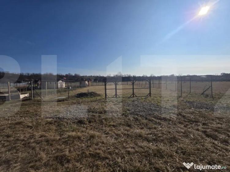 Teren intravilan imprejmuit intr-o zona linistita la Zoltan. - 1