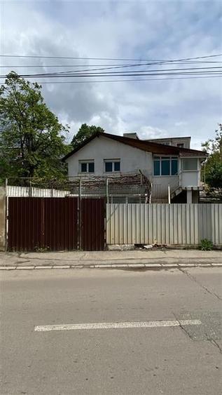 Casă individuală cu 7 camere cu Canalizare în 9 Mai
