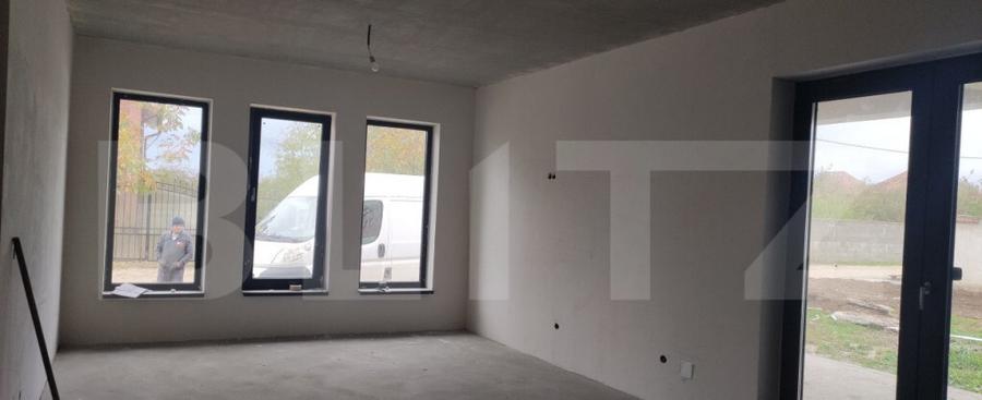 Casa semifinisata cu gard imprejmuitor in Livada de Bihor, l - 1
