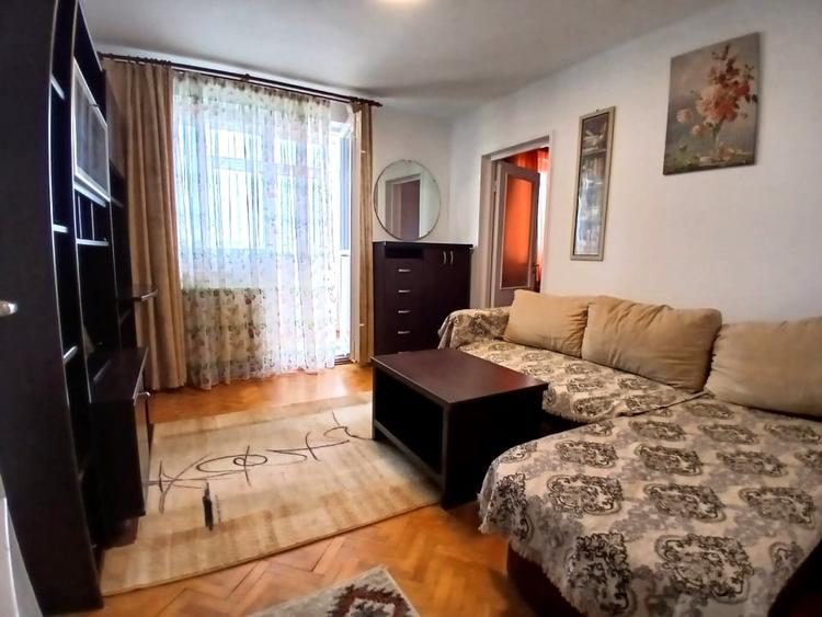 Apartament cu 3 camere decomandat, mobilat în Podu Roș