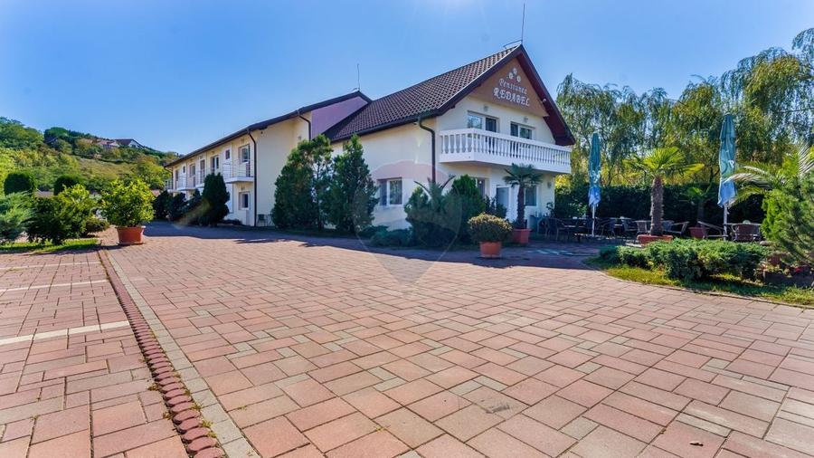 Pensiune cu 16 camere de vanzare, potential investitie,COMISION 0 - 1