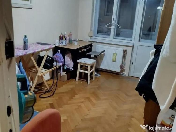 Apartament 3 camere de vanzare Pia?a Centrala, etaj 3 - 4