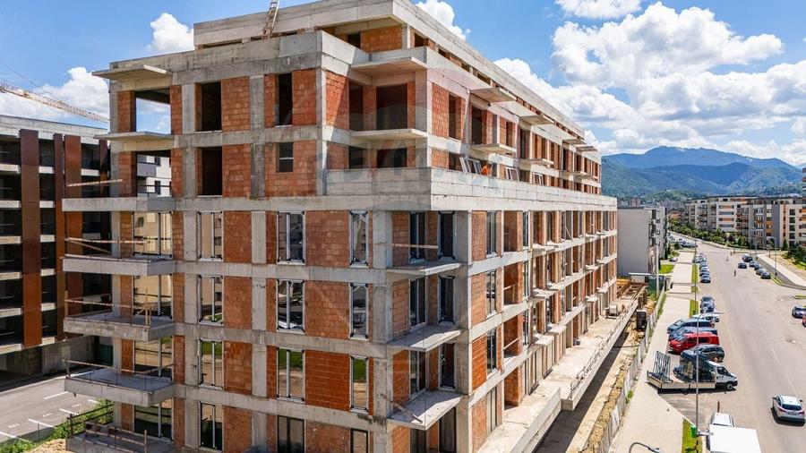 Apartament cu 3 camere semidecomandat în Tractorul