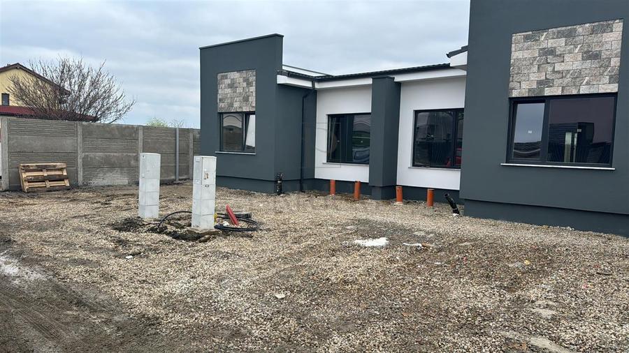 Duplex pe plan - 4 camere - zona linistita - terasa mare - 1