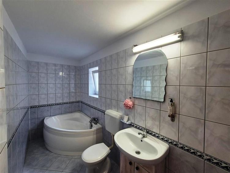 Casa individuala cu curte, 5 camere, cartier Noua - 9