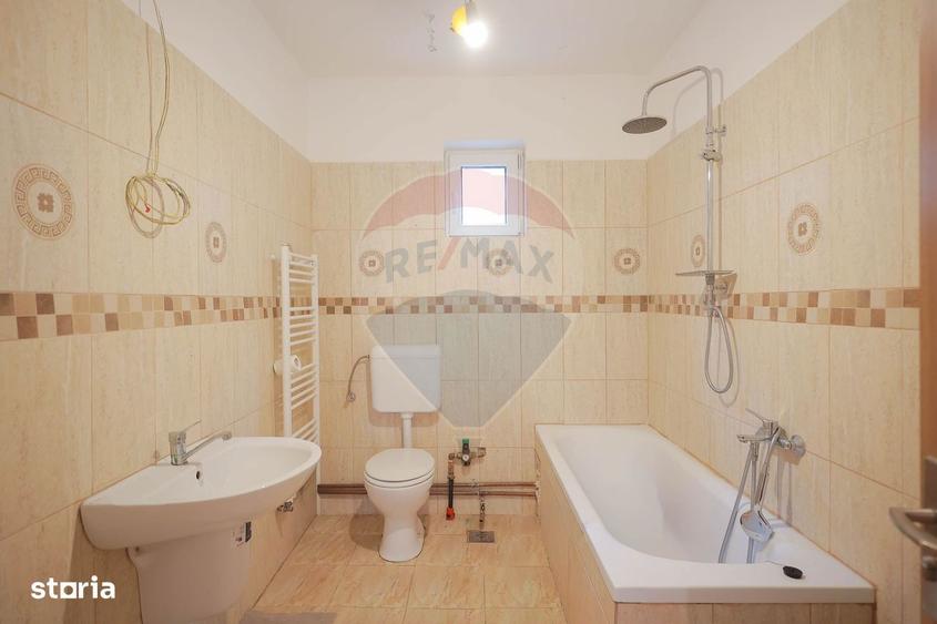 De vanzare teren 2.440 mp cu casa, asfalt ?i utilita?i Alparea - 1