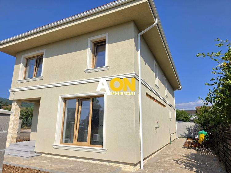 Casă individuală cu 5 camere cu Canalizare în Cetate