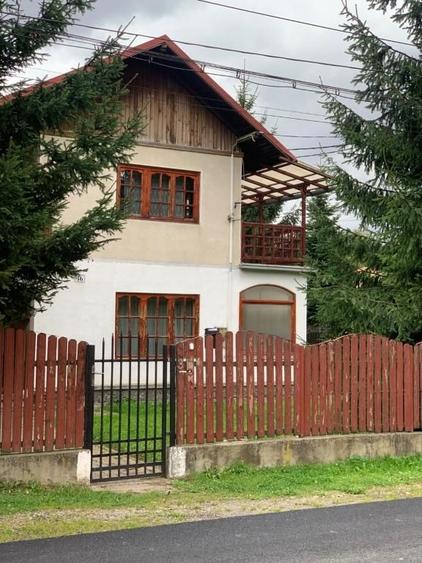 Casă individuală cu 6 camere cu Teren 446.73999023438 Mp în Bușteni
