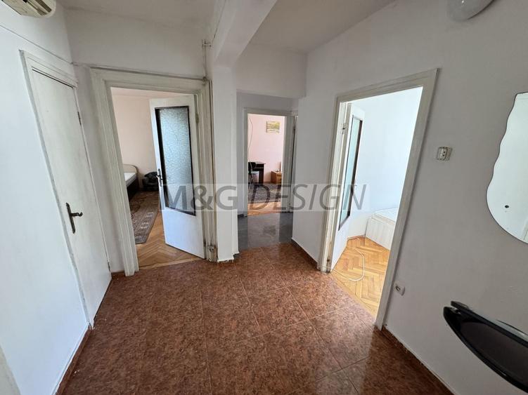 Apartament cu 3 camere decomandat în Girocului