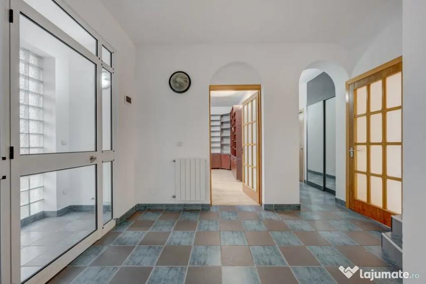 Casă cu 7 camere cu Teren 300 Mp în Uverturii