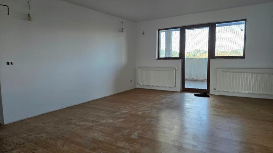 Casă cu 8 camere cu Teren 830 Mp în Brănișca