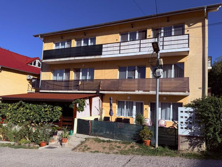 Apartament cu 4 camere semidecomandat, mobilat în Central