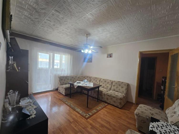 Apartament cu 4 camere semidecomandat, mobilat în Central