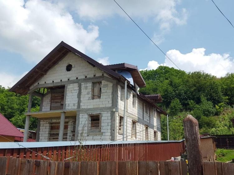 Casă cu 3 camere cu Teren 945 Mp în Central