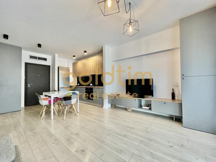 NOU/ PRIVELISTE SUPERBA/ SCOALA AMERICANA - 2