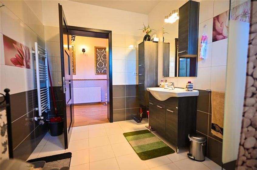 Resedinta distincta, mobilata cu rafinament, pe 1.000 mp teren, Central, Sacele, - 34