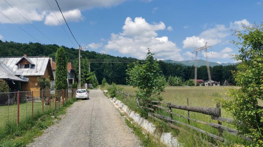 Teren intravilan de 5000, plat, orizontal la poalele muntelui, pe malul Doftanei - 2