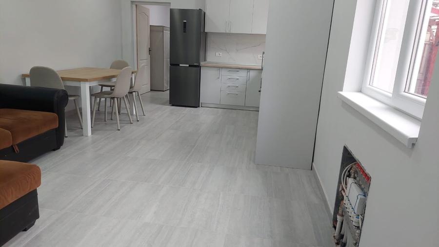 Inchiriez o casa intr-o curte comuna, zona Teatru - 5