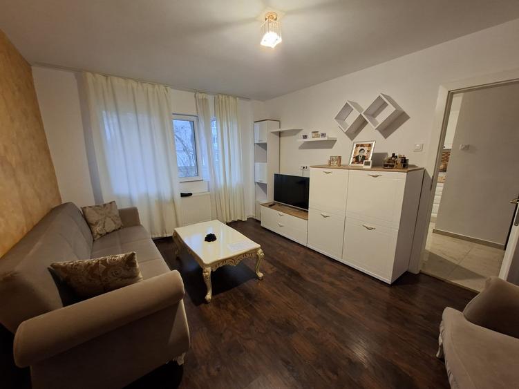Apartament cu 2 camere, zona Podu Ros - 1