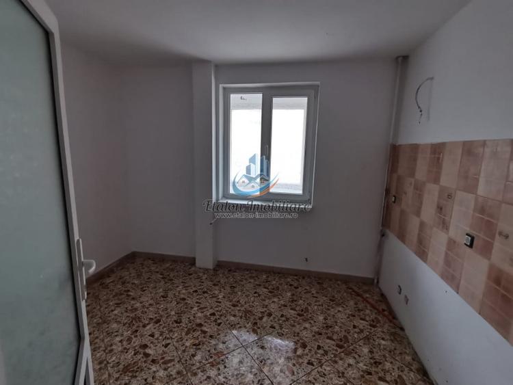 Ap. 3 camere semidecomandat, etaj 2, Piata Darmanesti - 4