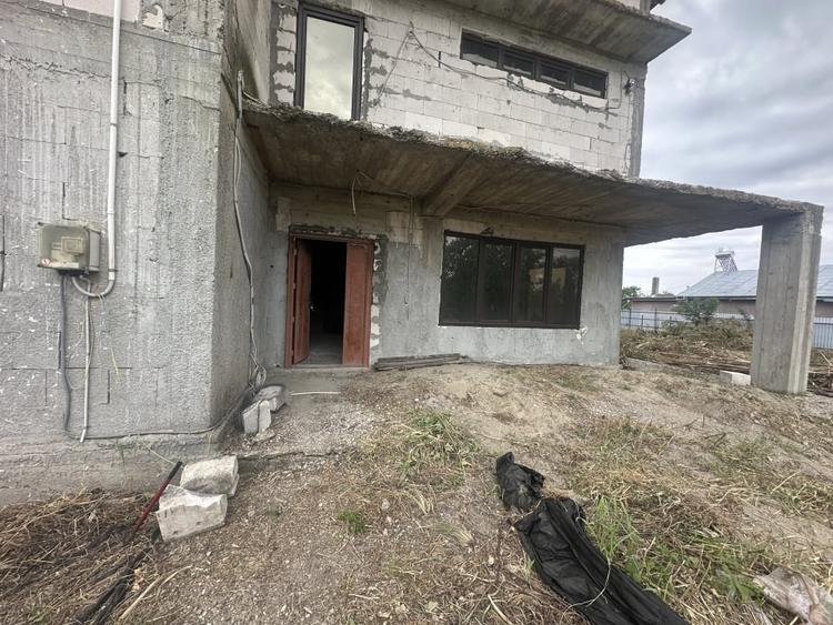 Casa la rosu cu teren 1248 mp | Misleanu, Ialomita | Comision  Cumparator 0 | - 5