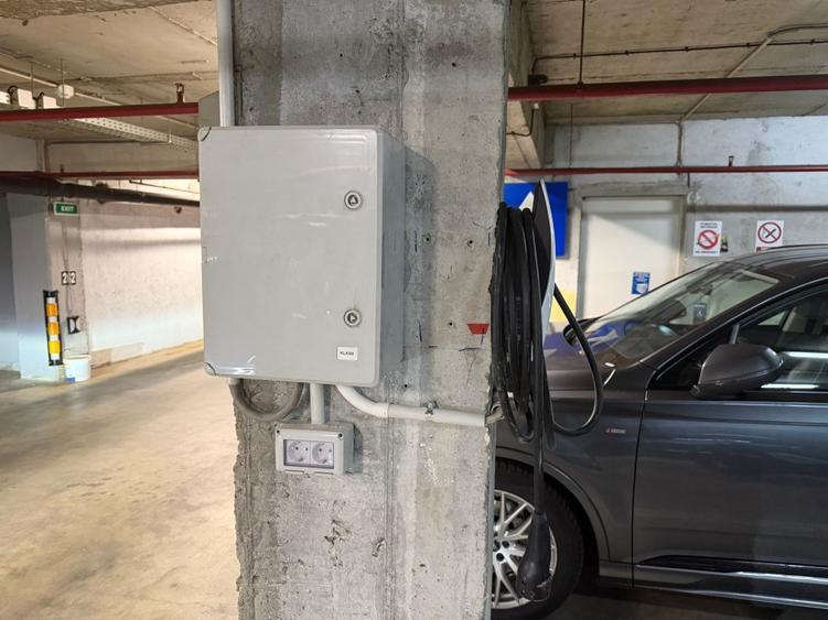 Vand loc parcare cu statie masini electrice in zona Stefan Cel Mare - 3