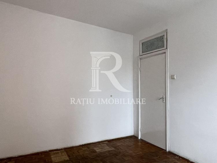 Apartament cu 3 camere semidecomandat în Central