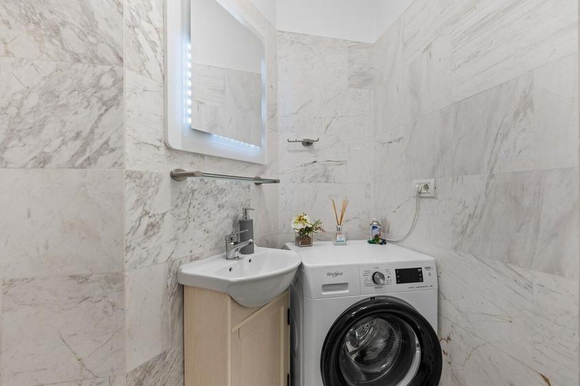 Apartament cu 3 camere semidecomandat în Universitate