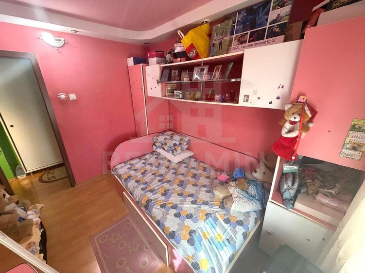 Apartament cu 3 camere semidecomandat în Craiovița Nouă